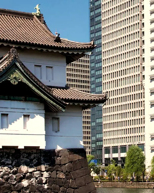 Exterior: the hotel building behind the Imperial Palace moat and the Tatsumi watchtower (file name: Exterior Tatsumi Watchtower)